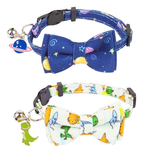 ADOGGYGO Katzenhalsband mit niedlicher Fliege und Glocke, 2 Stück, Kätzchen-Halsband mit abnehmbarer Fliege, Universum, Dinosaurier-Fliege für Kätzchen (16,5 cm - 21,6 cm) von ADOGGYGO