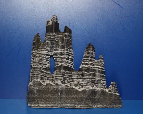 Bergkegel aus schwarz weißem Basaltgestein handgesägt von Aquadeco