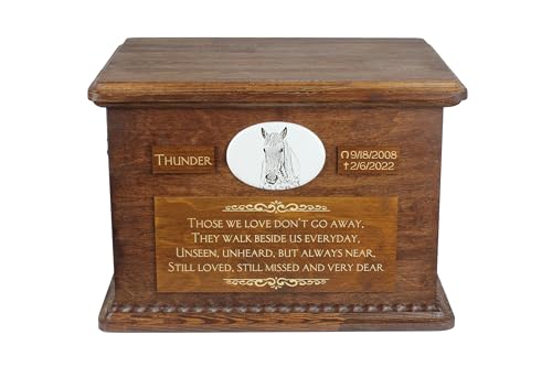 Art-Dog Big Urne für Pferdeasche - Handmade Memorial mit Foto - Personalisierte Pferd Urne mit Messing Griffe und Keramik-Plakette - 15,7x11,8x11 - Camargue-Pferd Art-Dog Big Urne für Pferdeasche - Handmade Memorial mit Foto - Personalisierte Pferd Urne mit Messing Griffe und Keramik-Plakette - 15,7x11,8x11 - Camargue-Pferd von Art-Dog