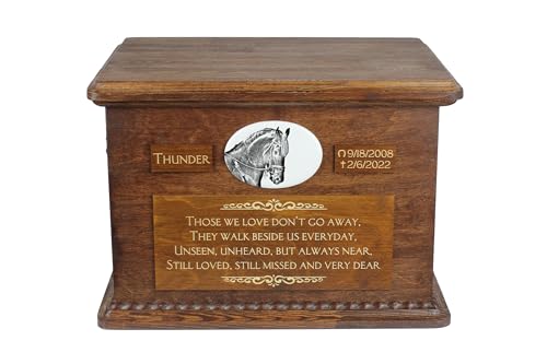 Art-Dog Big Urne für Pferdeasche - Handmade Memorial mit Foto - Personalisierte Pferd Urne mit Messing Griffe und Keramik-Plakette - 15,7x11,8x11 - Friesenpferd III Art-Dog Big Urne für Pferdeasche - Handmade Memorial mit Foto - Personalisierte Pferd Urne mit Messing Griffe und Keramik-Plakette - 15,7x11,8x11 - Friesenpferd III von Art-Dog