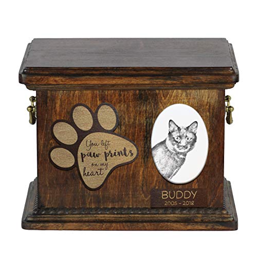 Art-Dog Custom Cat Memorial Urne - Handgefertigte Holzbox für Asche mit Keramikplatte - Katzenkremationsbox mit Details Ihrer Wahl - 8,3x11,4x8,7" - Kurilischer Bobtail I von Art-Dog