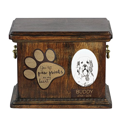 Art-Dog Custom Dog Memorial Urne - Handgefertigtes Bronzeportrait auf Birkensockel mit personalisiertem Keramikteller - Elegante Hundeeinäscherungsbox - 8,3x11,4x8,7" - Clumber Spaniel von Art-Dog