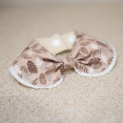 Haustierhalsband mit Schleife für Katzen und kleine Hunde, bequemer, weicher Stoff, verstellbarer Dreifach-Schnappverschluss (klein, nussiger Puff) von BLUE BAY