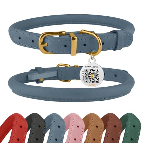 Hundehalsband aus gerolltem Leder, mit QR-ID-Etikett, verstellbar, weich, rund, für kleine, mittelgroße und große Hunde, Welpen, Katze (Denim, 23-28 cm) von BRONZEDOG