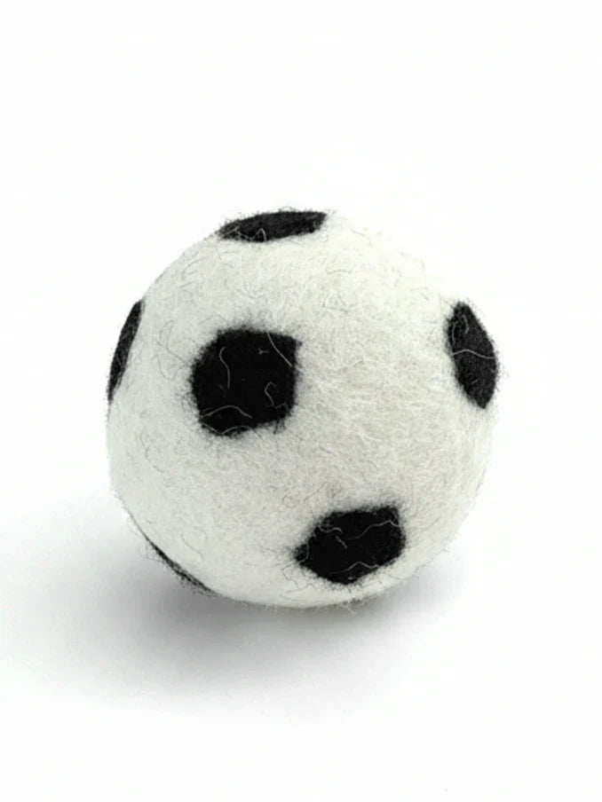 FUSSBALL BUDDY. Hundespielzeug Hundeball aus Schafswolle schwimmfähig, natürlich und schadstofffrei von BUDDY. Hundezubehör