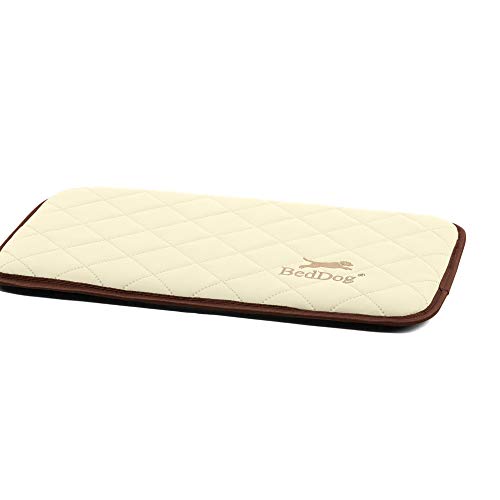 BedDog® Gesteppte Hundematte Nelly - Komfortables Hundekissen, langlebige Haustier-Unterlage aus Kunstleder, Hundebett, S (50x30cm), Sand, Creme von BedDog