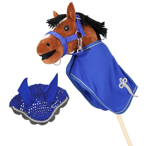 QHP Hobby Horse Set – Fliegenhaube, Fleecedecke & Halfter für Steckenpferde – in Pink oder Blau – mit Sammelmotiv auf der Verpackung (Blau) von Brama West