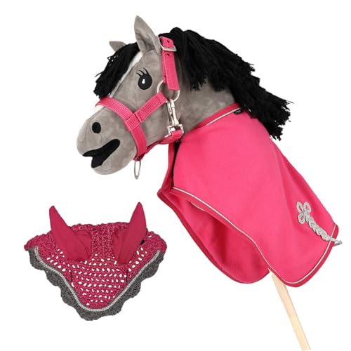 QHP Hobby Horse Set – Fliegenhaube, Fleecedecke & Halfter für Steckenpferde – in Pink oder Blau – mit Sammelmotiv auf der Verpackung (Pink) von Brama West