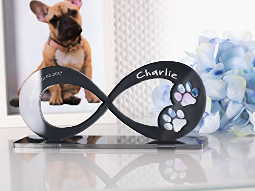 CHRISCK design Gedenkstandbild Gedenktafel Hund mit Gravur Infinity Form mit Tatzen Pfoten Grabstein Grabplatte Hundepfote für Hunde Katzen Katze aus Hochglanz Acryl Andenken mit Namen von CHRISCK design