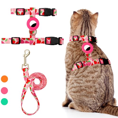 Katzengeschirr und Leine, ausbruchsicher, für Spaziergänge, Reisen, Outdoor, niedliches Erdbeer-Nylon, verstellbar, niedliches Katzengeschirr-Set mit Airtag-Halter für kleine und große Katzen von CUSOZWO