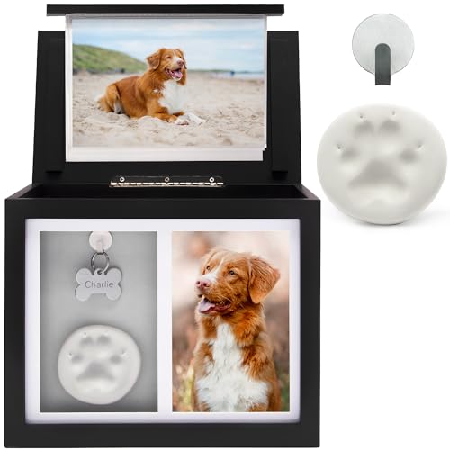 Chasing Tails Haustierurnen für Hunde, Asche, Andenken – Gedenk-Hundeurnen für Asche personalisiert, Asche klein – inklusive Haustierpfotenabdruck-Set, Bilderrahmen und Fotobuch Chasing Tails Haustierurnen für Hunde, Asche, Andenken – Gedenk-Hundeurnen für Asche personalisiert, Asche klein – inklusive Haustierpfotenabdruck-Set, Bilderrahmen und Fotobuch von Chasing Tails