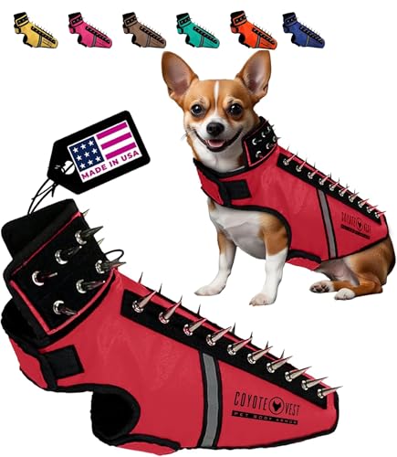 CoyoteVest SpikeVest Hundegeschirr, Weste für kleine Hunde, reflektierende Hundeweste mit Spikes, um Dein Haustier vor Kojoten, Raptor- und Tierangriffen zu schützen, Anti-Hawk-Weste, USA (S-Rot) von CoyoteVest