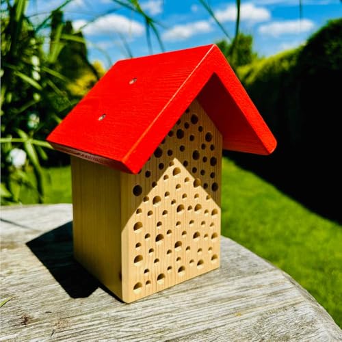 DARLUX Garten Wildbienen- Insektenhotel Nisthilfe I Holzstamm Natur IDach Rot zum Hängen o. Stellen I 180 mm Wetterfest I Artgerecht nach NABU I produziert in Werkstätten mit menschlicher Behinderung von DARLUX
