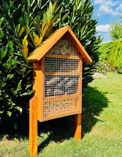 DARLUX massives handgefertigtes L Insektenhotel aus Holz I 52 x 28 x 12 cm (HxBxT) mit Ständer Höhe 72 cm I Wildbienen Nisthilfe I Bienenhotel I Insektenhaus I wetterfest I lasiert in Braun von DARLUX