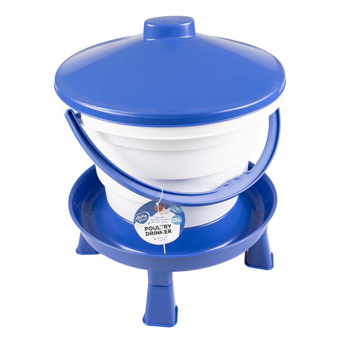 Duvoplus Hühner-Tränke mit Griff & Füßen - blau - 15L - 39x39x46cm Duvoplus Hühner-Tränke mit Griff & Füßen - blau - 15L - 39x39x46cm von DUVO