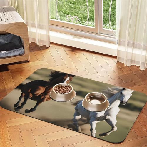 Laufende Pferde Druck Haustier Futtermatte Hundematte für Futter und Wassernapf Hunde Wasserspender Matte Hunde Zubehör Laufende Pferde Druck Haustier Futtermatte Hundematte für Futter und Wassernapf Hunde Wasserspender Matte Hunde Zubehör von DUWAA