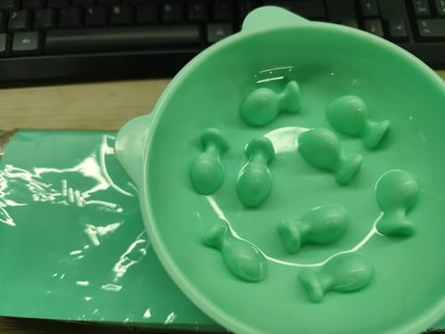 Dewocke 1 Stück erhöhter Slow-Food-Katzennapf mit Silikon-Futtermatte, Anti Schling Napf Katze Mit Anti Rutsch Matte, Langsam Fütterung Katzennapf Schlingnapf für Katzen und Kleine Hunde von Dewocke
