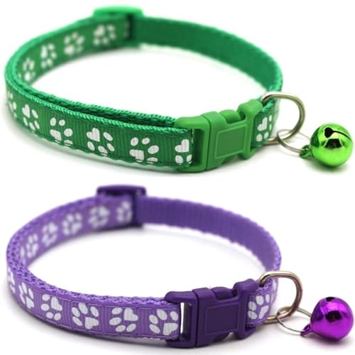 Doggie Style Store Halsbänder für kleine Hunde, Welpen, Katzen, Kätzchen, Pfotenabdruck, Nylon, mit Glöckchen, zwei Farben, Grün und Lila, 2 Stück Doggie Style Store Halsbänder für kleine Hunde, Welpen, Katzen, Kätzchen, Pfotenabdruck, Nylon, mit Glöckchen, zwei Farben, Grün und Lila, 2 Stück von Doggie Style Store