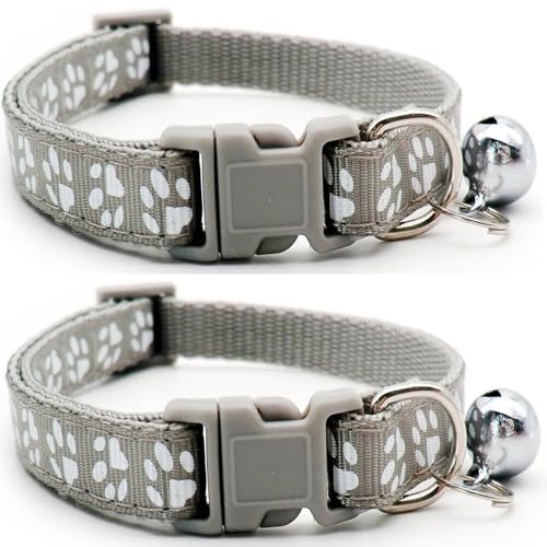 Doggie Style Store Halsbänder für kleine Hunde, Welpen, Katzen, Kätzchen, Pfotenabdruck, Nylon, mit Glöckchen, zweifarbig, Grau und Grau, 2 Stück Doggie Style Store Halsbänder für kleine Hunde, Welpen, Katzen, Kätzchen, Pfotenabdruck, Nylon, mit Glöckchen, zweifarbig, Grau und Grau, 2 Stück von Doggie Style Store