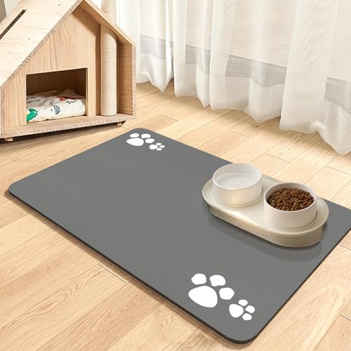 Dolic Pet Feeding Mat, Haustier-Fütterungsmatte – Saugfähige Unterlage für Futter- und Wassernapf, fleckenfrei, schnelltrocknend, Hunde- und Katzenfuttermatte (Hellgrau-4 Pfoten, 44.5 x 71 cm) von Dolic