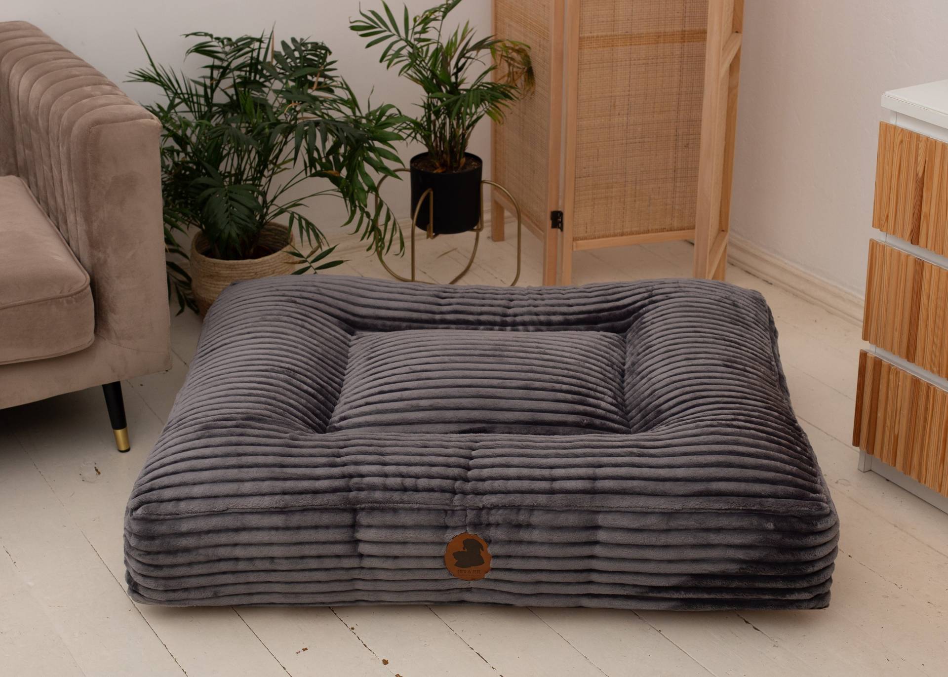 Wau-Bed Kuschelcord Dark Grey / Eckig / XL (140x120cm) von EMMY&PEPE