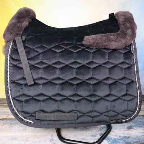 EPONA Mattes Lammfell/Braun Schabracke Dressur mit Strass - Schwarz/Samt Größe L EPONA Mattes Lammfell/Braun Schabracke Dressur mit Strass - Schwarz/Samt Größe L von EPONA