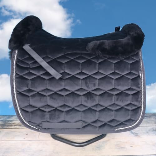 EPONA Mattes Lammfell Schabracke Dressur mit Strass - Schwarz/Glanz/Größe L EPONA Mattes Lammfell Schabracke Dressur mit Strass - Schwarz/Glanz/Größe L von EPONA