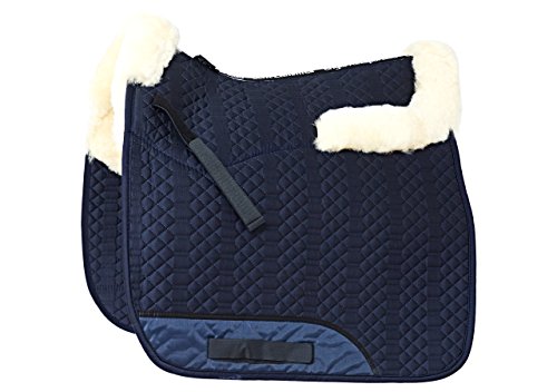 Engel Reitsport Lammfell Schabracke Half Lined mit Fellkranz vorne und hinten SCHABRA4-D-MAR-MED Stoff Marine blau Fell med.-Natur Dressur (D) von Engel Reitsport