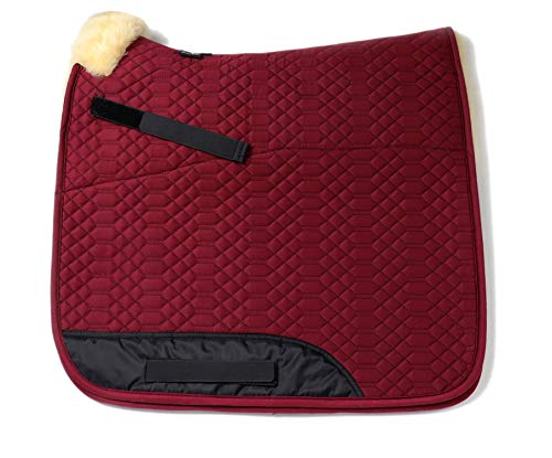 Engel Reitsport | SCHABRA1-D-BOR-MED | Schabracke | Steppstoff | Lammfell im Sattelbereich | Half Lined | Fellkranz vorne | Dressur | Stoff Bordeaux Fell med. von Engel Reitsport