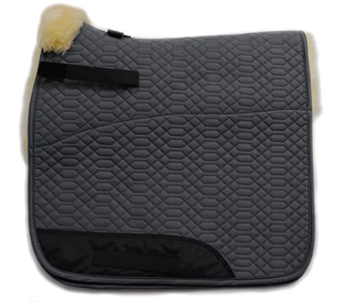 Engel Reitsport | SCHABRA1-D-GRA-MED | Schabracke | Steppstoff | Lammfell im Sattelbereich | Half Lined | Fellkranz vorne | Dressur | Stoff grau Fell med. von Engel Reitsport