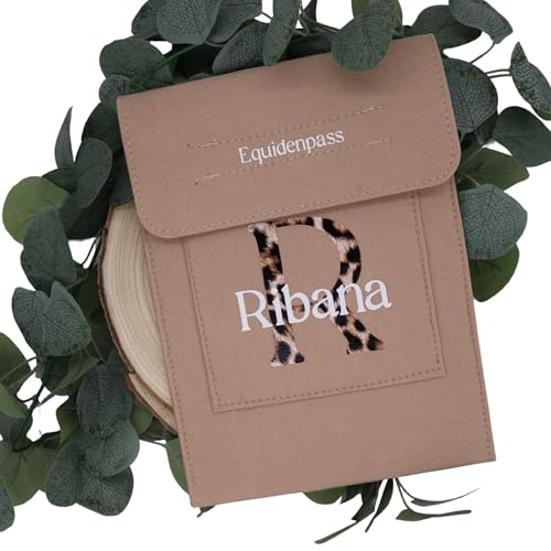 Personalisierbare Equidenpasshülle aus robustem Polyester-Filz – mit Buchstabe & Namen – Geschenk für Reiter & Pferdebesitzer – sichere Dokumentenhülle für Pferdepass & A5-Papiere Personalisierbare Equidenpasshülle aus robustem Polyester-Filz – mit Buchstabe & Namen – Geschenk für Reiter & Pferdebesitzer – sichere Dokumentenhülle für Pferdepass & A5-Papiere von Equimour