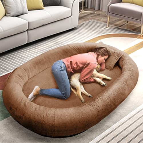Hundebett für Menschen, 180x114x35,6cm großes Hundebett in Menschengröße für Erwachsene und Haustiere, waschbarer Kunstfellbezug, riesiges Nickerchenbett mit Decke und Kissen (Dunkelbraun) von FURRYFECTION