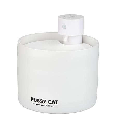 Fussy Cat Wasserbrunnen, Keramik, 2 l Fassungsvermögen, bewegungsaktiviert, kabellos, mit eingebautem Akku, auslaufsicheres Design Fussy Cat Wasserbrunnen, Keramik, 2 l Fassungsvermögen, bewegungsaktiviert, kabellos, mit eingebautem Akku, auslaufsicheres Design von Fussy Cat