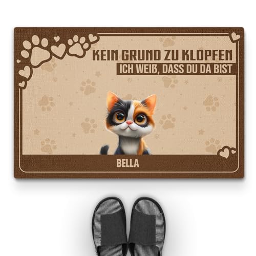 Geschenke Mall Personalisierte Fussmatte - Kein Grund Zu Klopfen Wir Wissen DASS Du Da Bist - Fussmatte Mit Namen, Fussmatte Selbst Gestalten, Fussmatte Katzen Personalisiert (1 Katze) von Geschenke Mall