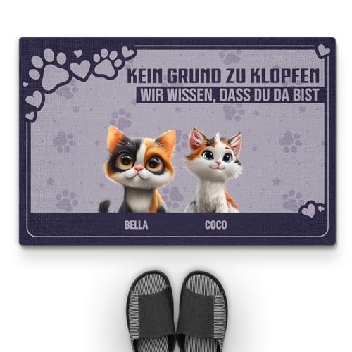 Geschenke Mall Personalisierte Fussmatte - Kein Grund Zu Klopfen Wir Wissen DASS Du Da Bist - Fussmatte Mit Namen, Fussmatte Selbst Gestalten, Fussmatte Katzen Personalisiert (2 Katzen) von Geschenke Mall