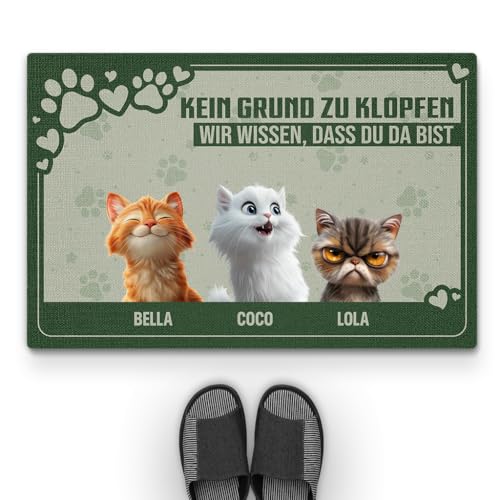 Geschenke Mall Personalisierte Fussmatte - Kein Grund Zu Klopfen Wir Wissen DASS Du Da Bist - Fussmatte Mit Namen, Fussmatte Selbst Gestalten, Fussmatte Katzen Personalisiert (3 Katzen) von Geschenke Mall