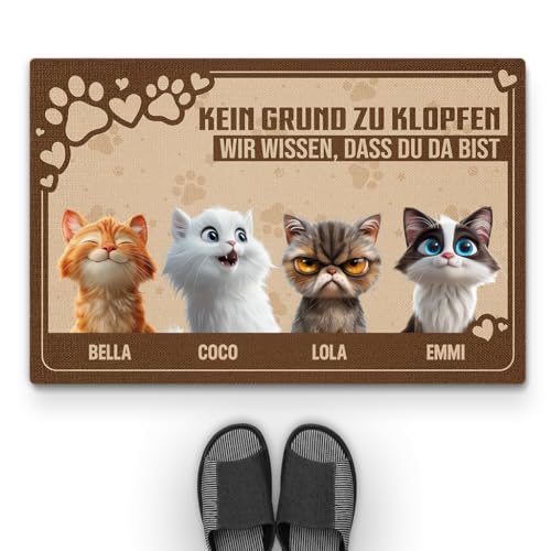 Geschenke Mall Personalisierte Fussmatte - Kein Grund Zu Klopfen Wir Wissen DASS Du Da Bist - Fussmatte Mit Namen, Fussmatte Selbst Gestalten, Fussmatte Katzen Personalisiert (4 Katzen) von Geschenke Mall