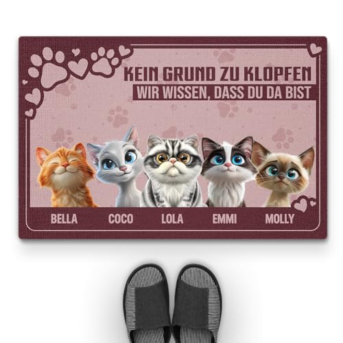 Geschenke Mall Personalisierte Fussmatte - Kein Grund Zu Klopfen Wir Wissen DASS Du Da Bist - Fussmatte Mit Namen, Fussmatte Selbst Gestalten, Fussmatte Katzen Personalisiert (5 Katzen) von Geschenke Mall