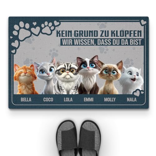 Geschenke Mall Personalisierte Fussmatte - Kein Grund Zu Klopfen Wir Wissen DASS Du Da Bist - Fussmatte Mit Namen, Fussmatte Selbst Gestalten, Fussmatte Katzen Personalisiert (6 Katzen) von Geschenke Mall