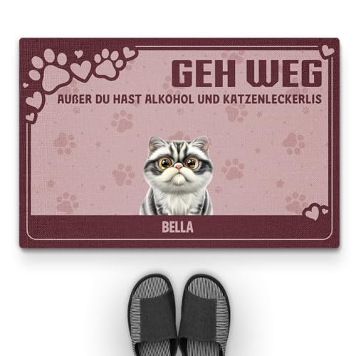 Geschenke Mall Personalisierte Fussmatte - Lustiger Spruch Über Alkohol Und Katzenleckerlis - Fussmatte Mit Namen, Fussmatte Selbst Gestalten, Fussmatte Familie (1 Katze) von Geschenke Mall