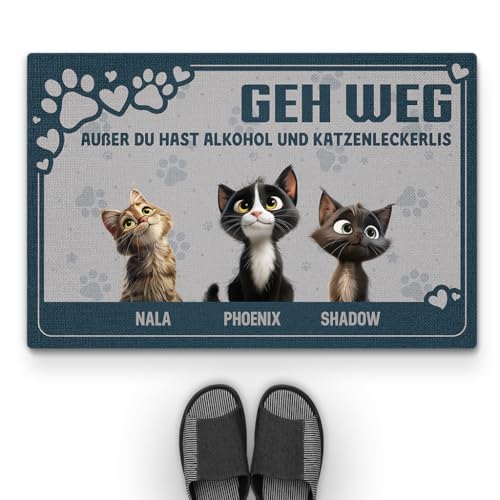 Geschenke Mall Personalisierte Fussmatte - Lustiger Spruch Über Alkohol Und Katzenleckerlis - Fussmatte Mit Namen, Fussmatte Selbst Gestalten, Fussmatte Familie (3 Katzen) von Geschenke Mall