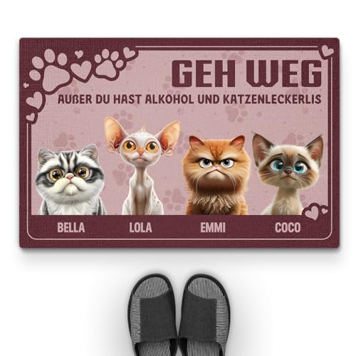 Geschenke Mall Personalisierte Fussmatte - Lustiger Spruch Über Alkohol Und Katzenleckerlis - Fussmatte Mit Namen, Fussmatte Selbst Gestalten, Fussmatte Familie (4 Katzen) von Geschenke Mall