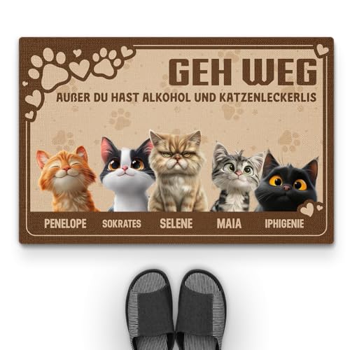 Geschenke Mall Personalisierte Fussmatte - Lustiger Spruch Über Alkohol Und Katzenleckerlis - Fussmatte Mit Namen, Fussmatte Selbst Gestalten, Fussmatte Familie (5 Katzen) von Geschenke Mall