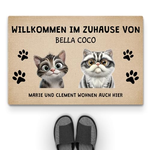Geschenke Mall Personalisierte Fussmatte - Willkommen Bei ... Wohnen Auch Hier - Personalisierte Fußmatte, Fussmatte Mit Namen, Fussmatte Selbst Gestalten, Fussmatte Katzen Personalisiert (2 Katzen) von Geschenke Mall