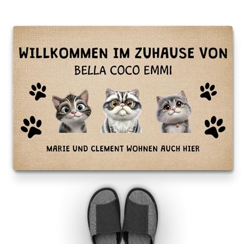 Geschenke Mall Personalisierte Fussmatte - Willkommen Bei ... Wohnen Auch Hier - Personalisierte Fußmatte, Fussmatte Mit Namen, Fussmatte Selbst Gestalten, Fussmatte Katzen Personalisiert (3 Katzen) von Geschenke Mall
