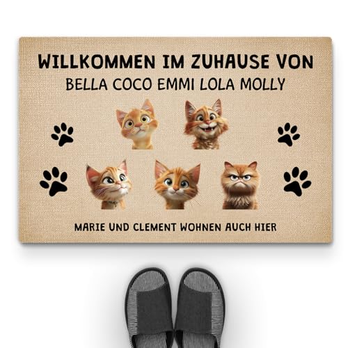 Geschenke Mall Personalisierte Fussmatte - Willkommen Bei ... Wohnen Auch Hier - Personalisierte Fußmatte, Fussmatte Mit Namen, Fussmatte Selbst Gestalten, Fussmatte Katzen Personalisiert (5 Katzen) von Geschenke Mall