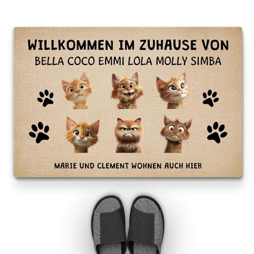 Geschenke Mall Personalisierte Fussmatte - Willkommen Bei ... Wohnen Auch Hier - Personalisierte Fußmatte, Fussmatte Mit Namen, Fussmatte Selbst Gestalten, Fussmatte Katzen Personalisiert (6 Katzen) von Geschenke Mall