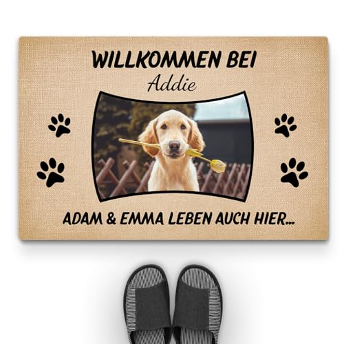 Geschenke Mall Personalisierte Fußmatte - Willkommen In Unserem Zuhause Von - Fussmatte Mit Namen, Fussmatte Selbst Gestalten, Fussmatte Familie, Fussmatte Hund Personalisiert (Modell #1) von Geschenke Mall