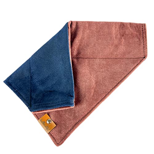 Zweifarbige Bandanas aus Samt für Haustiere. wasserdichte, strapazierfähige Bandanas für Hunde und Katzen. (Schmutziges Rosa und Marineblau, M) von Halkalife