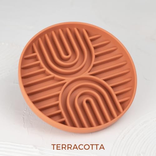 HUNDEBLICKE SHOP Schleckmatte Hund mit Saugnäpfen, Leckmatte aus hochwertigem Silikon, Futtermatte 20x20x3cm, ideal als Hundeeis Form, Terracotta von Hundeblicke Shop